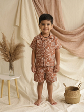 Charger l'image dans la galerie,
Child wearing Klingaru Shirt and shorts set which is pure cotton material in quirky print, breathable fabric