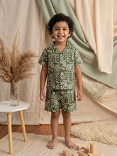 Charger l'image dans la galerie, Child wearing Klingaru Shirt and shorts set which is pure cotton material in quirky print, breathable fabric