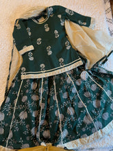 Charger l'image dans la galerie, Klingaru Lehanga Choli - Green Flowers with Top, Lehanga and Dupatta (PREORDER)