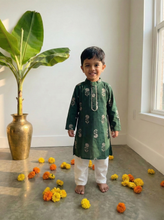 Load image into Gallery viewer, Klingaru Long Kurta - Green Flowers