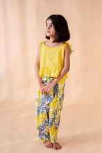 Charger l'image dans la galerie, Klingaru Top and Pants Set- Yellow with Grey Flowers