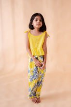 Charger l'image dans la galerie, Klingaru Top and Pants Set- Yellow with Grey Flowers