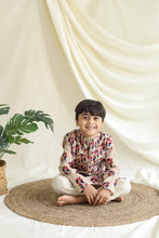 Charger l'image dans la galerie, Klingaru Long Kurta Pajama Jacket Set- Beige Red Blue Printed