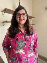 Charger l'image dans la galerie, Klingaru Women Shirt - Pink Jungle- PREORDER