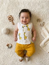 Load image into Gallery viewer, Unisex Newborn Sleeveless Style - Yellow Giraffe