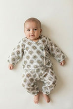 Charger l'image dans la galerie, Unisex Newborn Jhabla Set - Feathers
