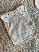 Charger l'image dans la galerie, Klingaru Bibs -  Newborn to Weaning (Muslin)
