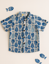 Load image into Gallery viewer, Klingaru Shirt - Blue on White Fish
