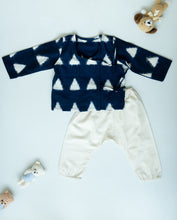 Load image into Gallery viewer, Unisex Newborn Jhabla Set -  Ink blue Double ikat with offwhite pant  (3-6 Months)
