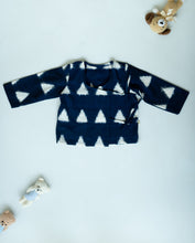 Load image into Gallery viewer, Unisex Newborn Jhabla Set -  Ink blue Double ikat with offwhite pant  (3-6 Months)
