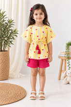 Charger l'image dans la galerie, Klingaru Kaftan Top and Shorts Set - Yellow Stripes with Pink
