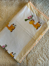 Charger l&#39;image dans la galerie, Klingaru Reversible Toddler Dohar - Cute Giraffe / Leaves
