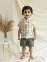 Charger l'image dans la galerie, Child wearing Klingaru Shirt which is pure cotton in quirky print, breathable fabric 
