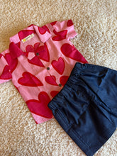 Charger l'image dans la galerie, Klingaru Shirt - Pink with Red Hearts
