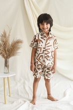 Load image into Gallery viewer, Klingaru Shirt and Shorts Set - Beige Brown Abstract
