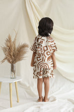 Load image into Gallery viewer, Klingaru Shirt and Shorts Set - Beige Brown Abstract
