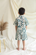 Load image into Gallery viewer, Klingaru Shirt and Shorts Set -  Beige Green Abstract
