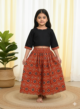 Charger l&#39;image dans la galerie, Klingaru Lehanga Choli  -  Black with Geru Motif
