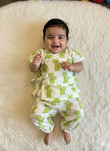 Charger l&#39;image dans la galerie, Unisex Newborn Jhabla Set - Green Cat&#39;s  (0-6 Months)
