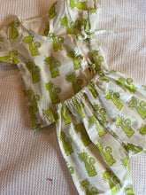 Charger l&#39;image dans la galerie, Unisex Newborn Jhabla Set - Green Cat&#39;s  (0-6 Months)
