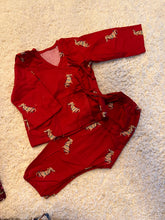 Charger l'image dans la galerie, Unisex Jhabla Style - Red Christmas Dogs
