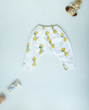 Charger l&#39;image dans la galerie, Unisex Newborn Jhabla Set -  Giraffe Print   (3-6 Months)
