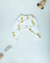 Charger l&#39;image dans la galerie, Unisex Newborn Jhabla Set -  Giraffe Print   (3-6 Months)
