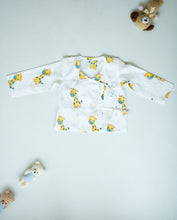 Charger l&#39;image dans la galerie, Unisex Newborn Jhabla Set -  Giraffe Print   (3-6 Months)
