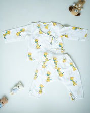 Charger l&#39;image dans la galerie, Unisex Newborn Jhabla Set -  Giraffe Print   (3-6 Months)
