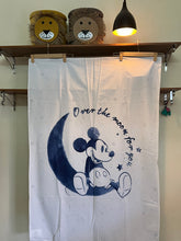 Charger l&#39;image dans la galerie, Cotton Toddler Quilt / Cover - Mikey Mouse on Moon
